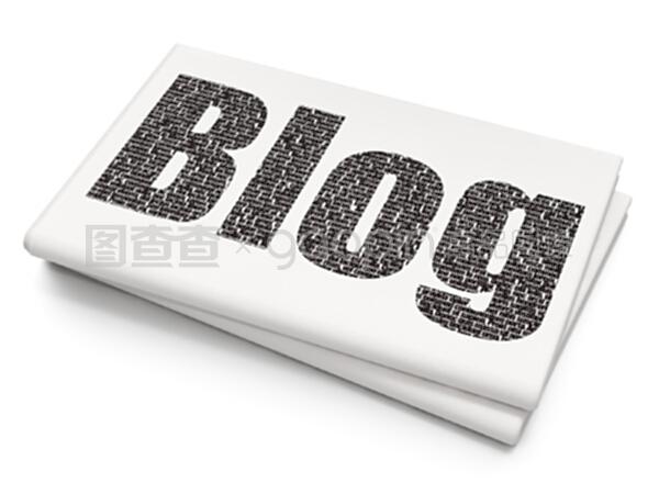 空白報紙背景下的網絡開發概念博客